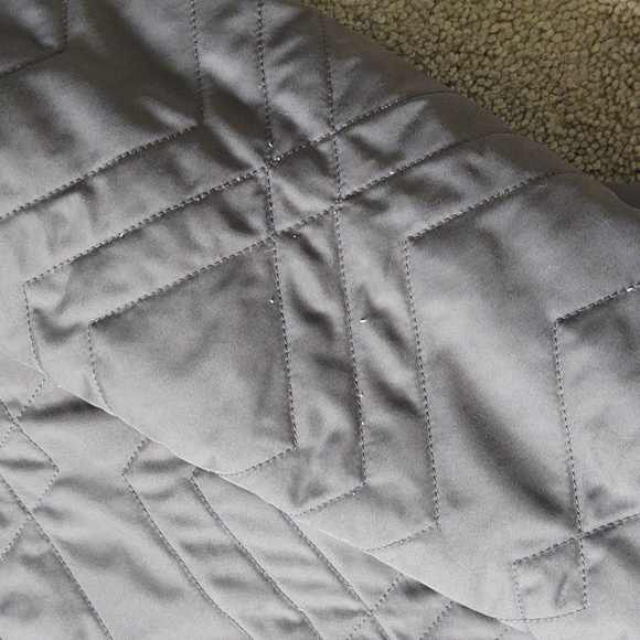 GUC Patagonia grey quilted jacket with faux fur lining. - Picture 3 of 7